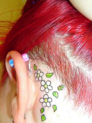 Daisy Tattoo på bagsiden af ​​øret
