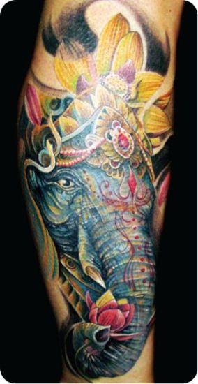 Lótusz Elefánt Tetoválás A Kezében