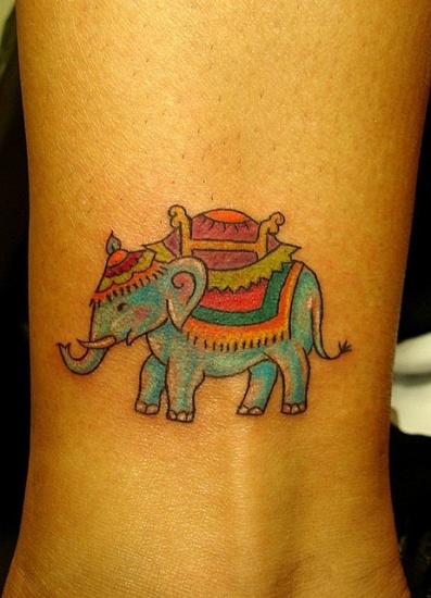 Színes elefánt tetoválás a lábán