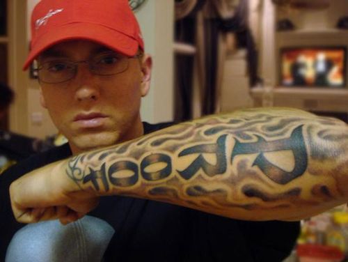 Eminem Proof Tattoo Font på armen