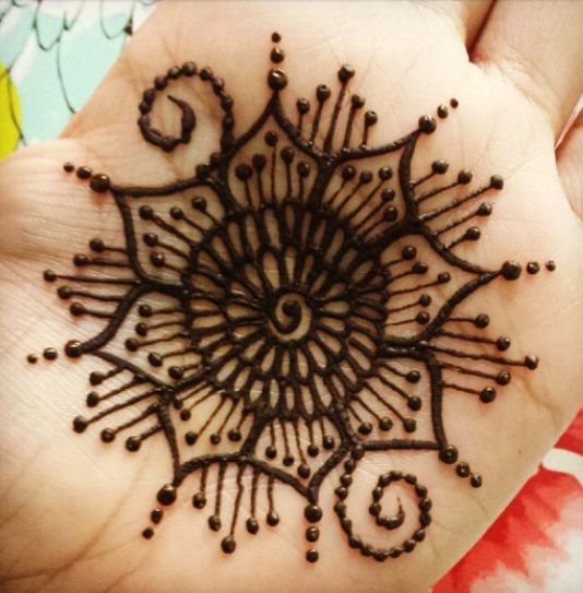 Spider's Web Mehndi -designs til engagement