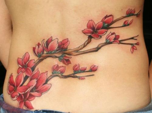 Cseresznyevirág virágos tetoválás a hátán