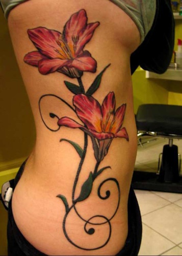Liliomvirágos tetoválások nőknek