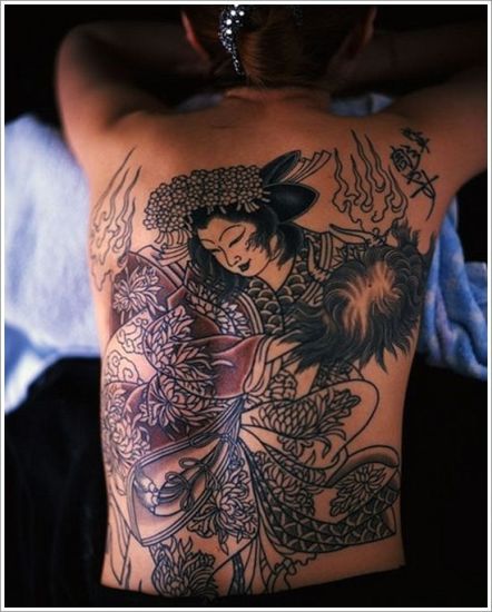 Dansende sort Geisha tatoveringsdesign på bagsiden