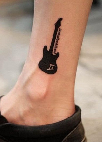 En enkel sort guitar silhuet tatovering