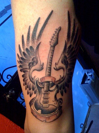 Guitar med Wings Tattoo