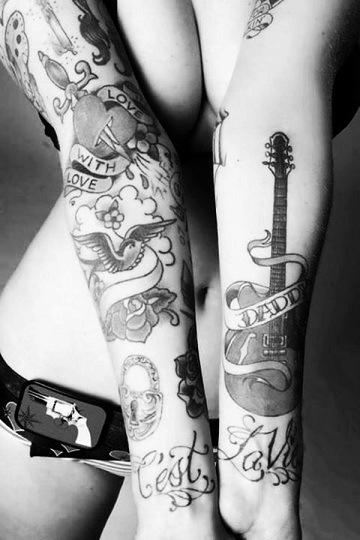 Dedikációs tetoválás gitárral