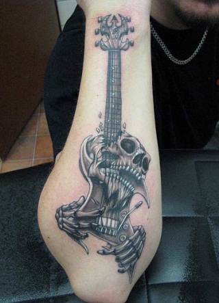 Skull Playing Guitar Tattoo på højre hånd