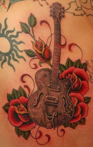 Guitar og blomster tatovering til piger