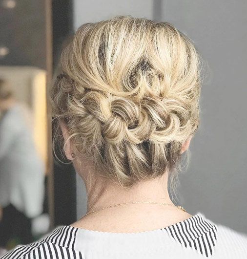 updo frisurer til brudens mor