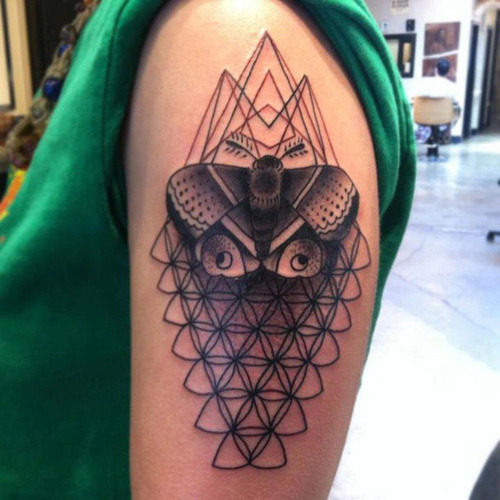 Hellig geometrisk halværmet tatovering