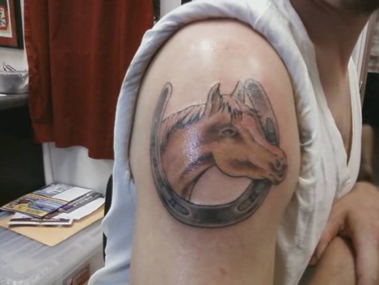 Fed og smuk hestesko tatoveringsdesign