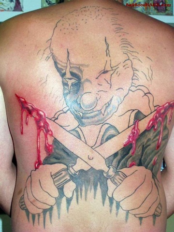 Ijesztő bohócgyilkos tetoválás a férfiak hátán