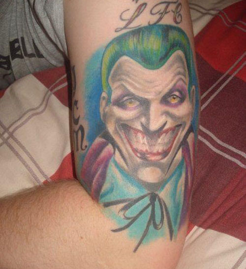 A Joker mosoly tetoválása a kezén