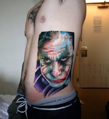 Heath Ledger Joker tetoválás az oldalon