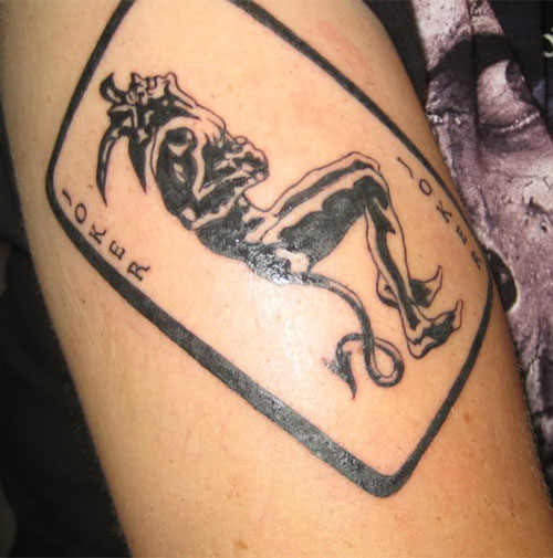 Egy Joker kártya tetoválás a kezében