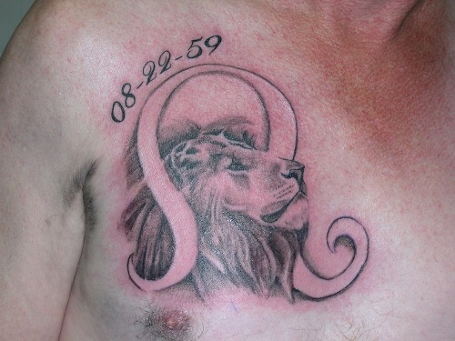 Születési dátum Oroszlán tetoválás a mellkason