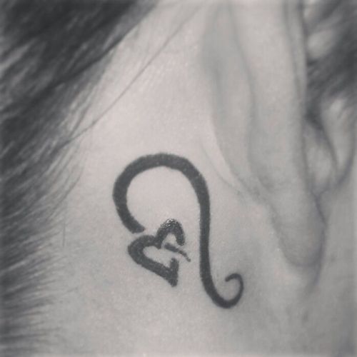 Oroszlán szív tetoválás a fül mögött lányoknak