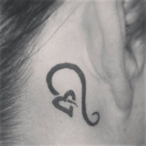 Leo Heart Tattoo på bag øret til piger