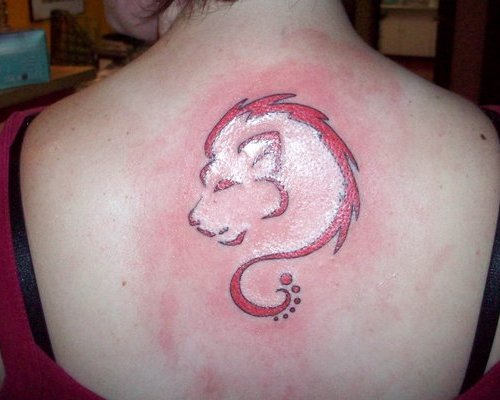 Fényes oroszlán tetoválás a háton nőknek