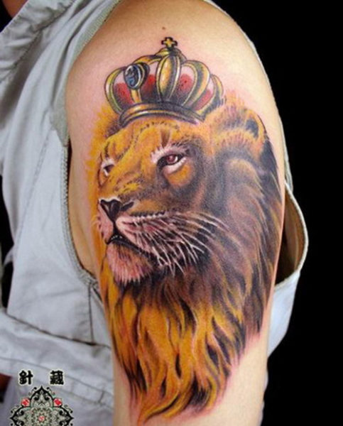 Fél ujjú koronás oroszlán tetoválás férfiaknak