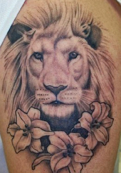 Leo Lion tatovering med blomster