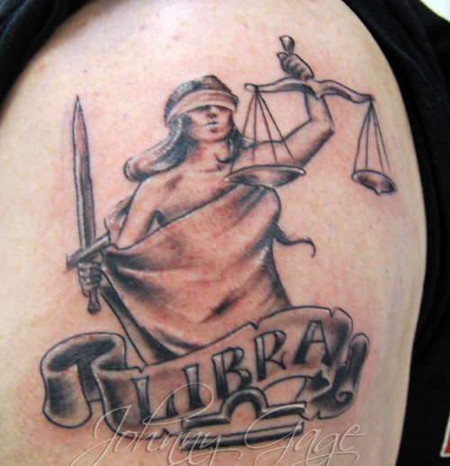 Vægt Lady Justice Tattoo på arm