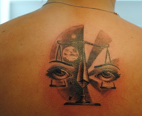 Lady Eye Libra tetoválás a hátán