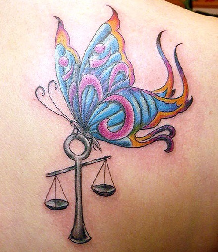Mérleg pillangó tetoválás a vállán