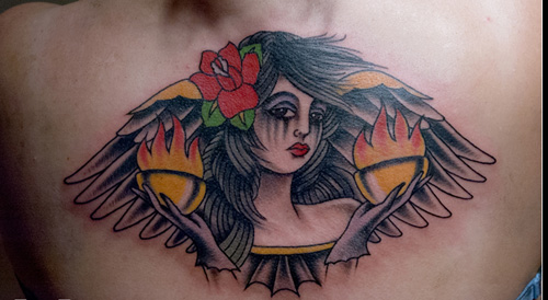 Lady Libra tetoválás a nyakán