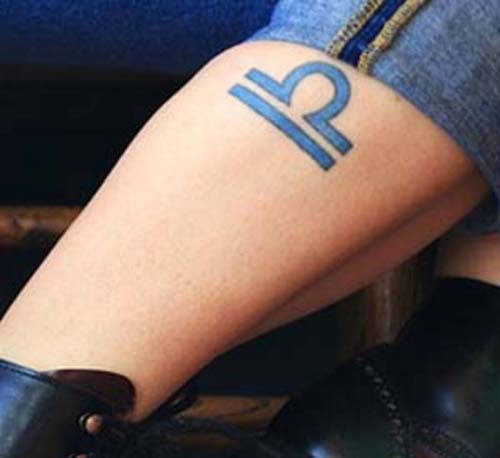 Mérleg állatöv jel szimbólum tetoválás a kezét