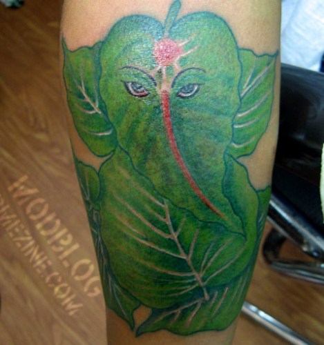 Blad Ganesha tatovering på benet