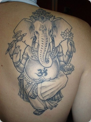 Sort og hvid Ganesh -tatovering på skulderen