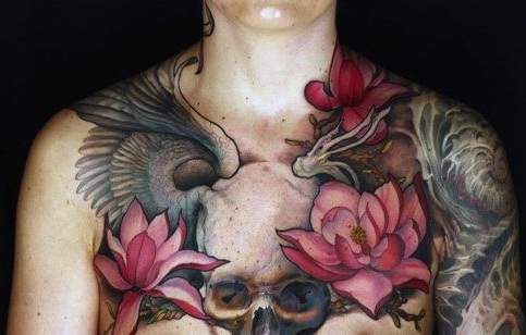 Bryst Lotus blomst tatovering med kranium og vinger