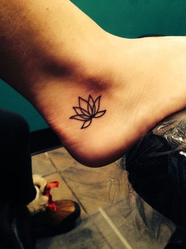Lille Lotus blomst tatovering til fods