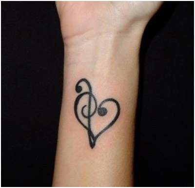 A zenei szerelem tetoválása a kezében