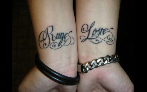 Egyező szerelmes tetoválások pároknak