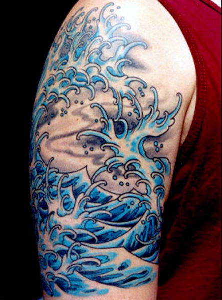 A fröccsenő hullámok tetoválása a karon Miami Ink