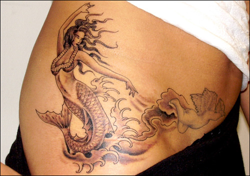 Miami tinta sellő tetoválás a csípőn