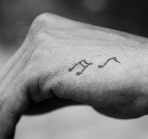 Lille musiknotatovering til fyre