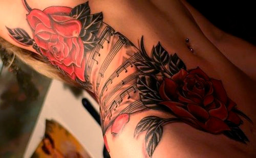 Zenei virág tetoválás tervezés a csípő oldalán