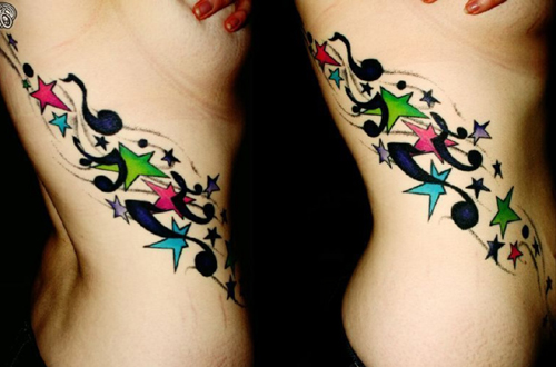 Lányok zenei csillag tetoválása az oldalon