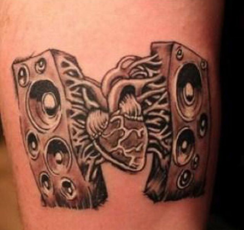 Zenei szív tetoválás férfiaknak