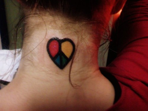 Szerelem és béke tetoválás