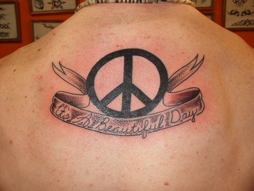 Béke Jel és Banner Tetoválás