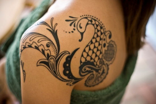 Sort påfugl tatovering til kvinder