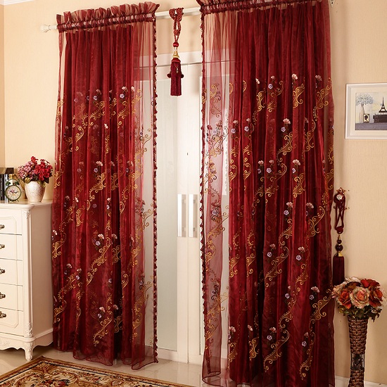 Røde broderede gardin designs
