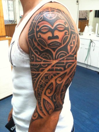 Szamoai tetoválás nap karon férfiaknak