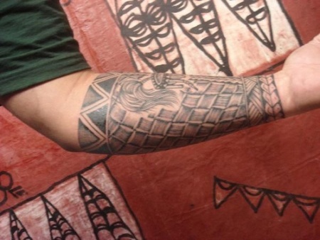 Samoansk tatovering på underarmen
