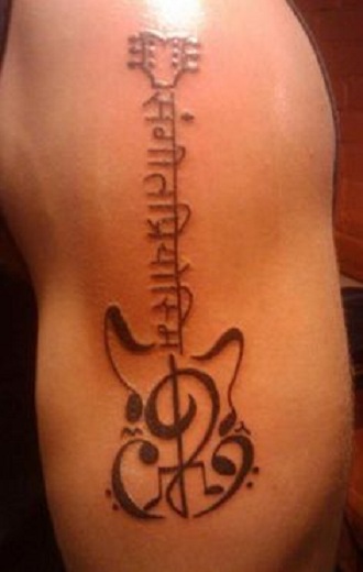 Autentiske musikalske sanskrit -tatoveringer til fyre